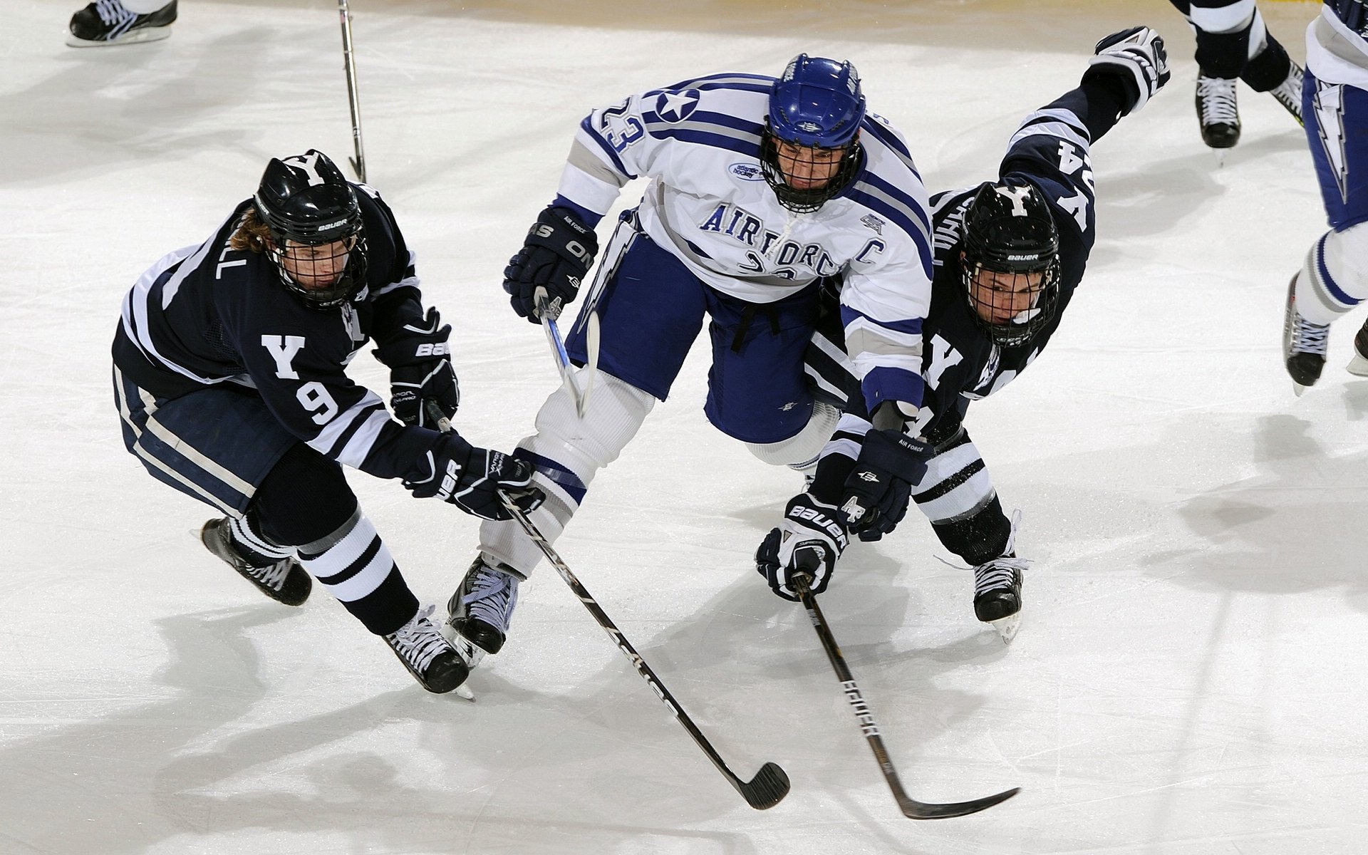 _天幕下的夜色赛：夜晚灯火辉映中的网球盛典_，内心恐惧缺乏安全感
